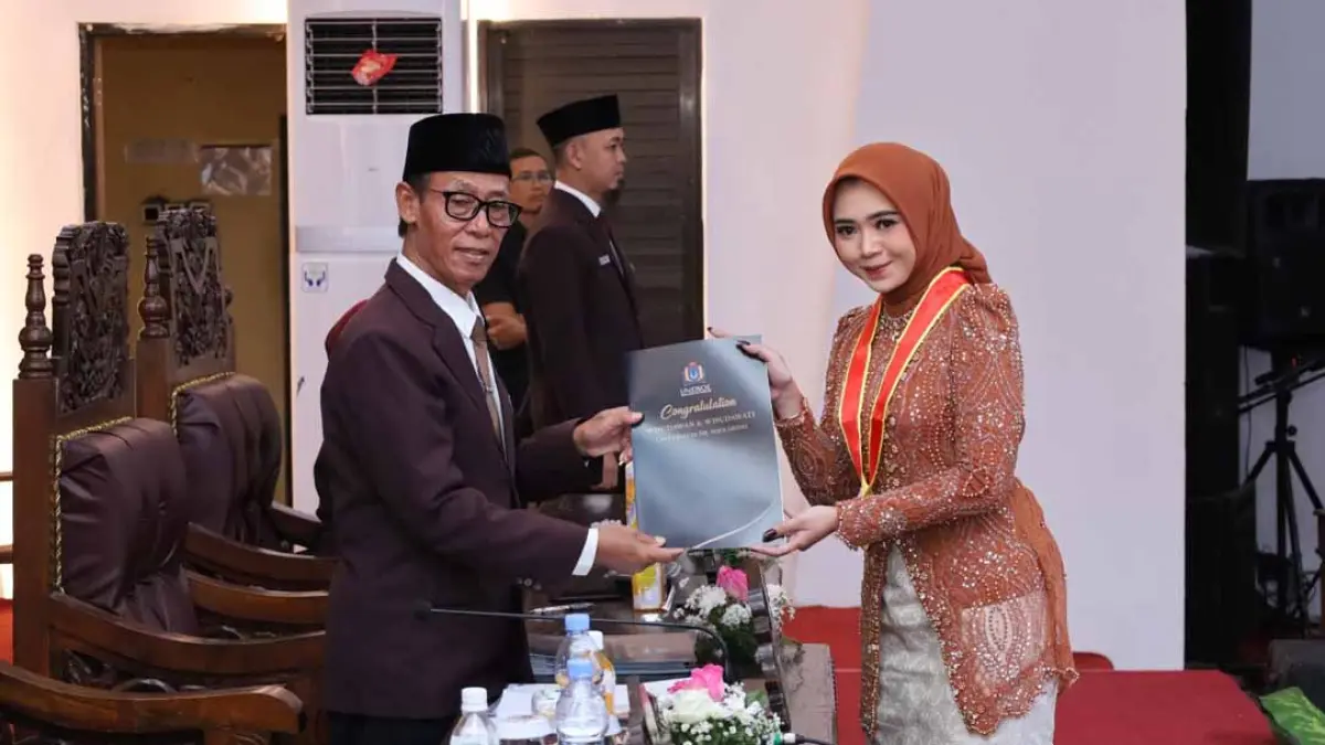 SIMBOLIS: Rektor Dr Soekardjo menyerahkan dokumen pengukuhan profesi kepada peserta pelantikan di kampus Unidsoe pada Kamis (27/8). (Foto: Humas Unidsoe)