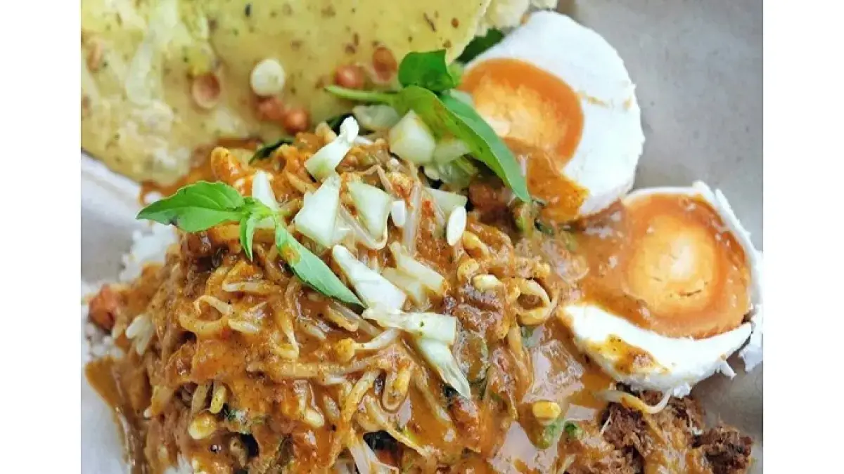Sompil Khas Trenggalek viral! Lontong kerucut santan pedas Rp5.000 jadi kuliner favorit di Gandusari.(Pinterest)