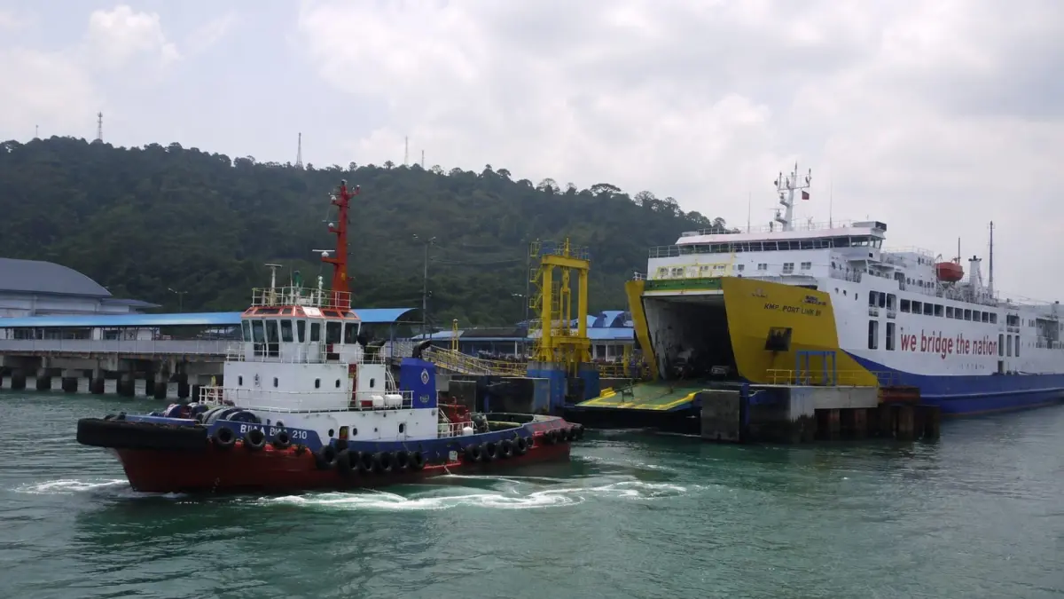 Teknologi kapal Hybrid menggabungkan mesin konvensional dan sistem penyimpanan energi berbasis baterai untuk mendukung efisiensi operasi serta menekan emisi pada kondisi pelayaran tertentu. (ChatGPT)