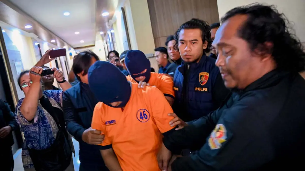 Tersangka Ari Said dan Alex Candra digiring tim URC Polresta Banyuwangi menuju tempat rilis pengungkapan kasus pecah kaca mobil, Kamis (27/8). (Ramada Kusuma/Radar Banyuwangi)