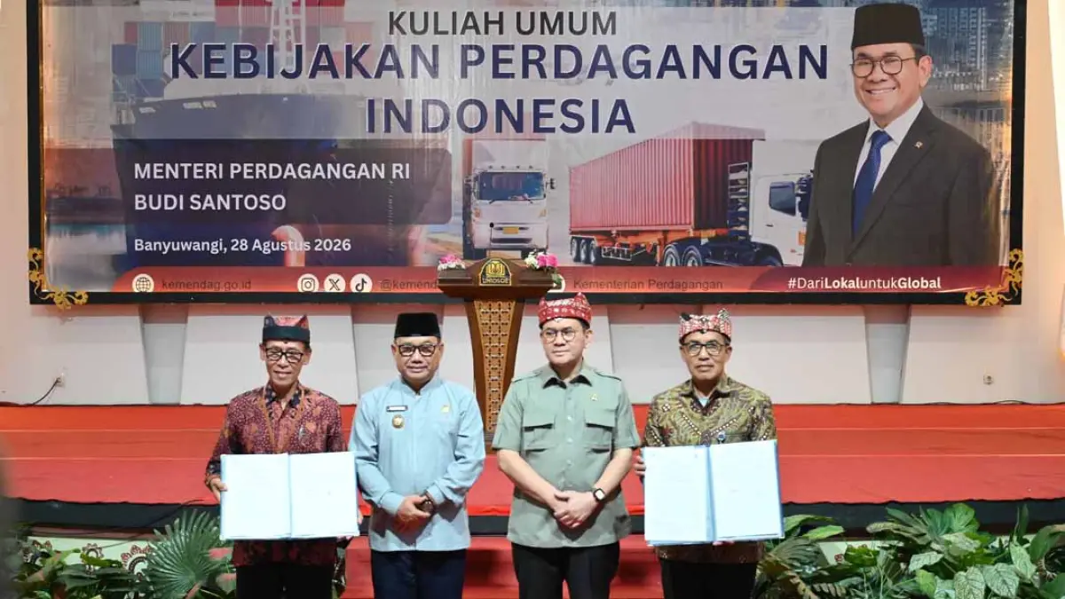 KERJA SAMA: Rektor Unidsoe Dr Soekardjo menunjukkan dokumen kesepakatan bersama antara Kemendag RI dan Unidsoe tentang implementasi tridharma perguruan tinggi di bidang perdagangan disaksikan langsung Mendag Budi Santoso dan Wabup Mujiono. (Ramada Kusuma/Radar Banyuwangi)