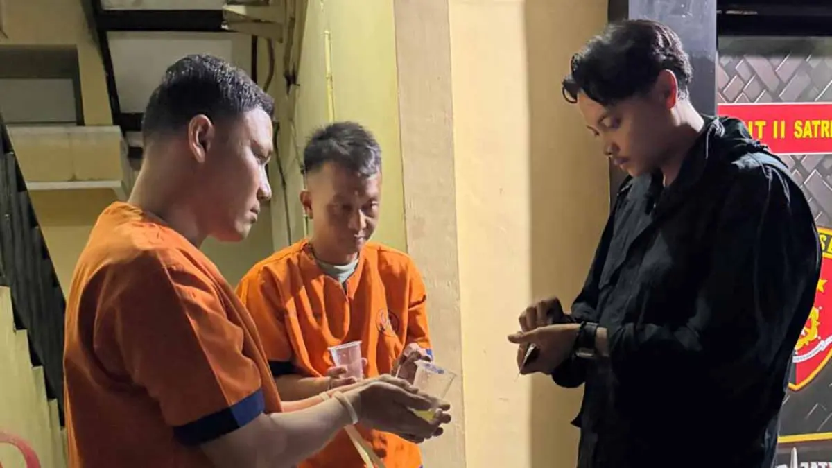 DITES URINE: Dua residivis pecah kaca mobil dibekuk Polresta Banyuwangi, jejak kejahatannya mencapai Rp1,16 miliar. (Ramada Kusuma/Radar Banyuwangi)