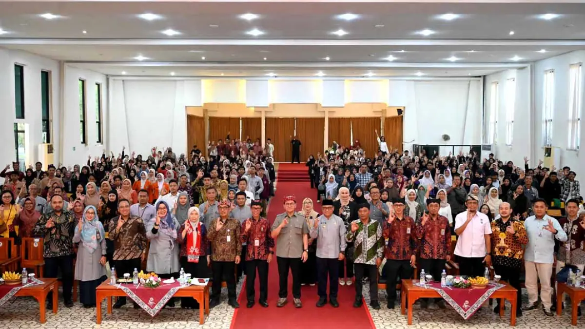 GO GLOBAL: Mendag Budi Santoso didampingi Wabup Mujiono dan Rektor Unidsoe Dr Soekardjo bersama undangan para mahasiswa peserta kuliah umum di Auditorium GBK Unidsoe, Jumat (28/8). (Ramada Kusuma/Radar Banyuwangi)