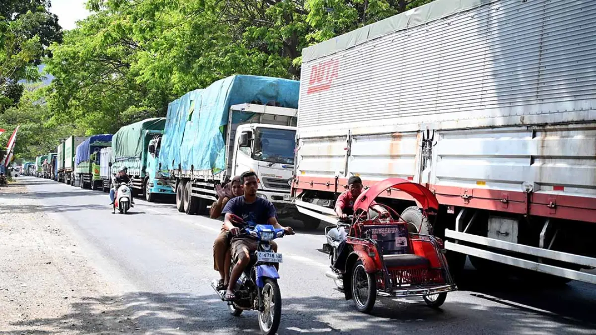 Kemacetan kembali terjadi di jalur utara Pelabuhan Ketapang Banyuwangi hingga Terminal Sritanjung akibat lonjakan kendaraan dan kapasitas penyeberangan. (Ramada Kusuma/Radar Banyuwangi)
