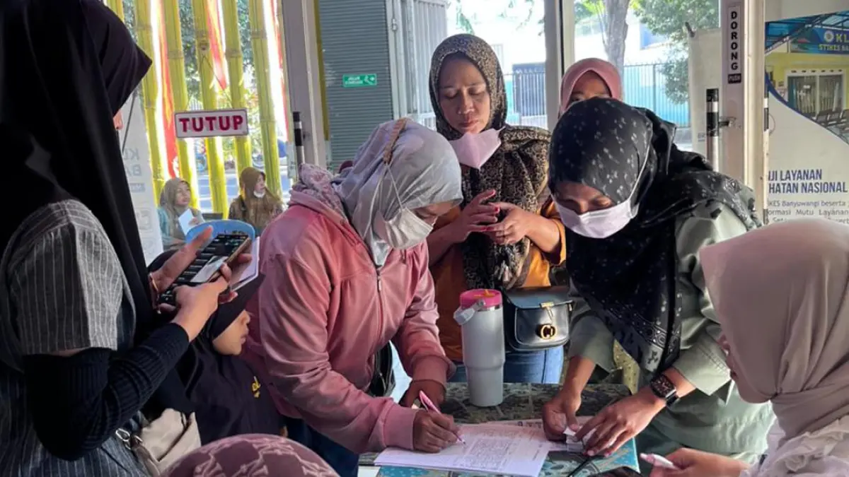 ANTUSIAS: Warga berbondong-bondong mengakses layanan  Skrining USG gratis di Klinik STIKES, Jumat (28/8). (Unidsoe for Radar Banyuwangi)