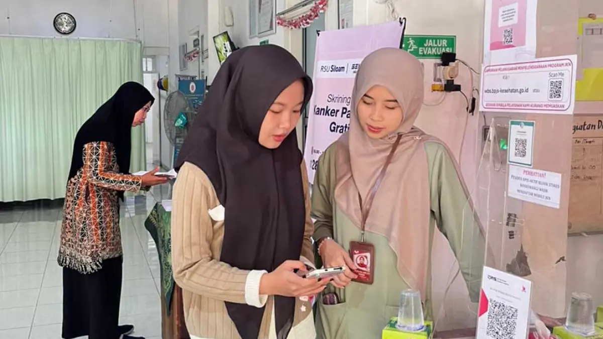 PREVENTIF: Warga mendaftar skrining USG gratis di di Klinik STIKES. (Unidsoe for Radar Banyuwangi)