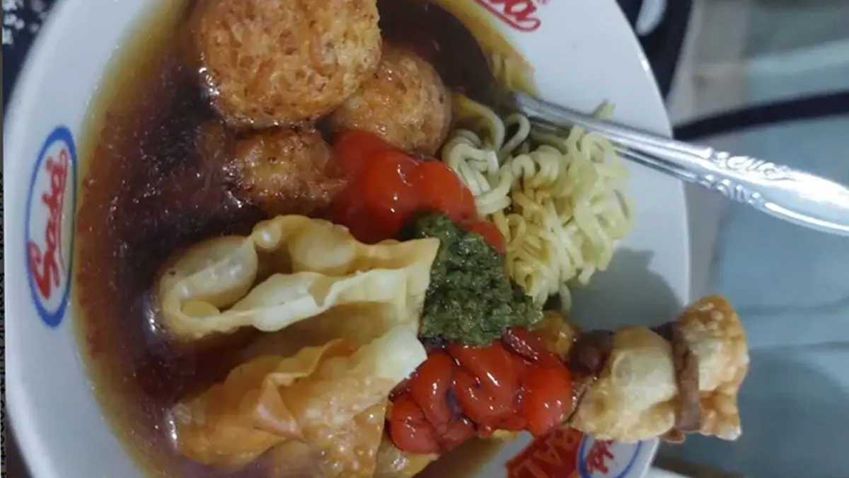 Resep Bakso Malang rumahan praktis dengan satu adonan untuk bakso goreng, pangsit, bakso lilit usus, dan mi kuning. Bisa dibuat sekitar 45 menit. (Dibagikan Oleh: Dapoer Mbak Retno melalui Cookpad)