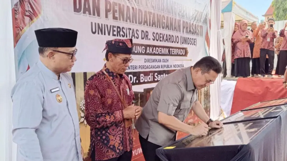 TEKEN: Mendag Budi Santoso menandatangani prasasti gedung akademik terpadu Kampus Unidsoe. (Ramada Kusuma/Radar Banyuwangi)