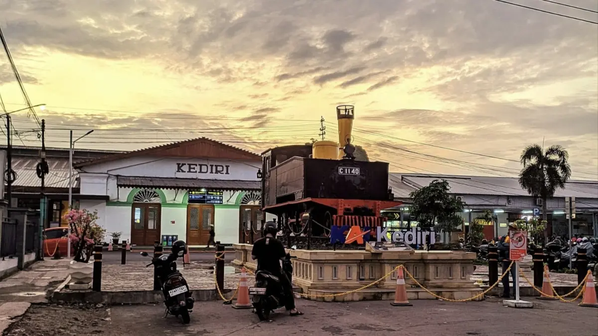 Aktivitas penumpang di Stasiun Kediri. Pengguna jasa kereta api yang dijadwalkan berangkat pada Minggu (30/8/2026) diimbau datang lebih awal untuk mengantisipasi kepadatan dan pengalihan arus lalu lintas akibat Karnaval Budaya Kelurahan Balowerti. (Wikimedia Commons/Virama dwi)