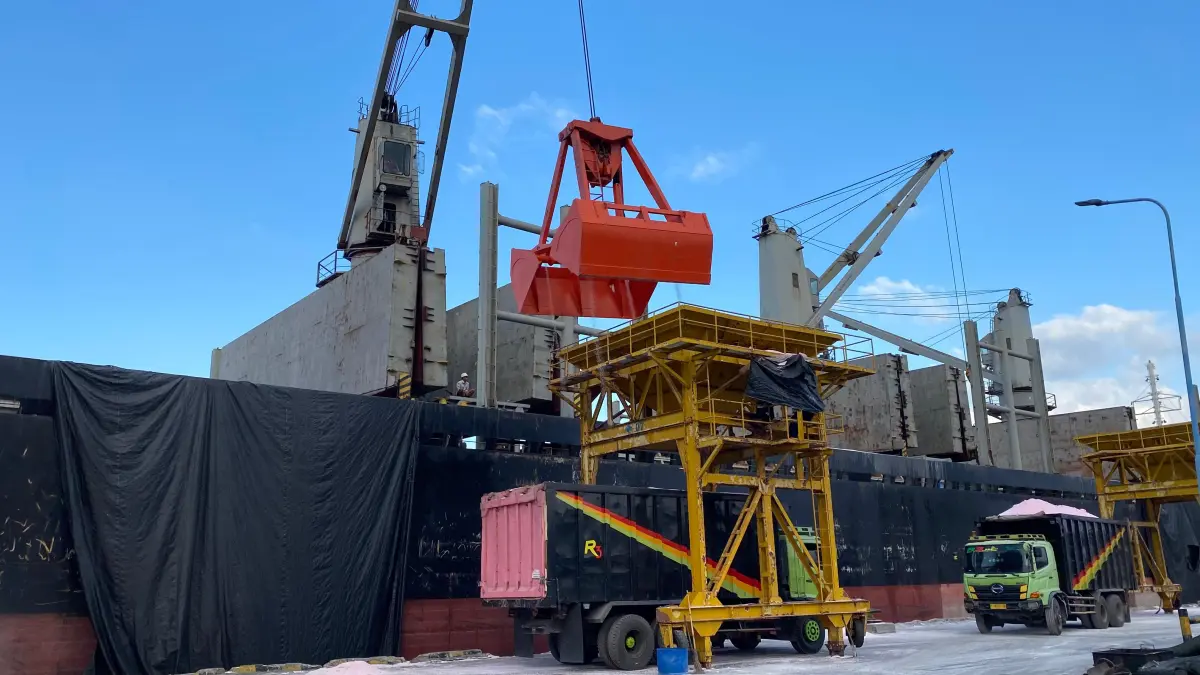 Aktivitas bongkar pupuk curah dari MV Atlas Global di Pelabuhan Tanjung Wangi, Banyuwangi, pada Agustus 2026. Sebanyak 26.434,99 ton pupuk dibongkar untuk mendukung kelancaran distribusi komoditas strategis sektor pertanian. (Istimewa)