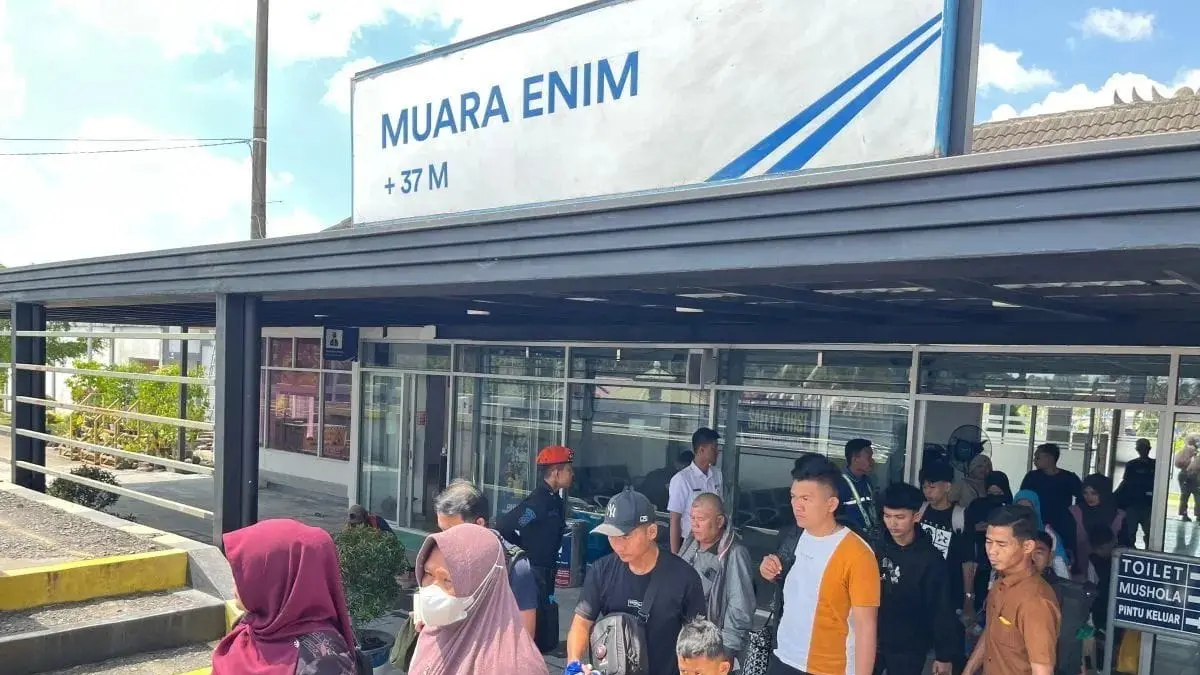 Aktivitas pelanggan saat menggunakan layanan kereta api selama periode libur Maulid Nabi Muhammad SAW 21-26 Agustus 2026. KAI Divre III Palembang mencatat 26.723 pelanggan dan OTP mencapai 100 persen. (Antara)