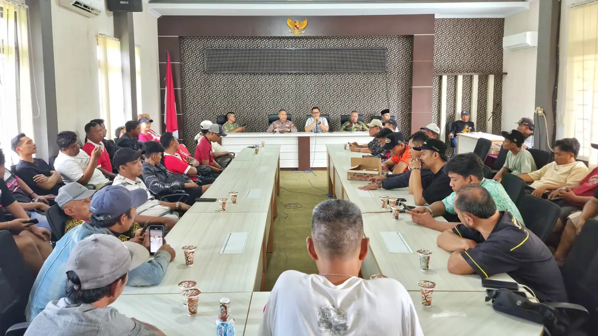Forpimka Genteng bersama panitia, kepala desa, dan peserta menyepakati perubahan rute serta aturan pelaksanaan parade sound system, Sabtu (29/8). (Salis Ali/Radar Banyuwangi)