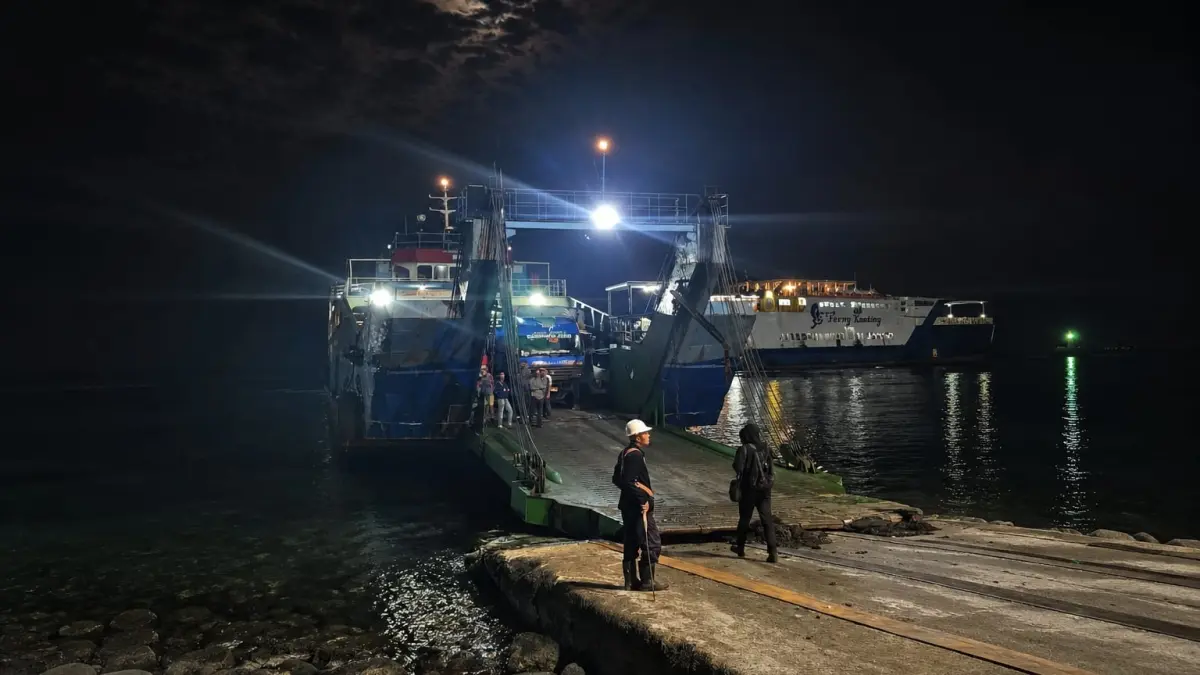KMP Perkasa Prima 5 bersandar di Dermaga LCM Ketapang setelah mengalami gangguan mesin saat menyeberangi Selat Bali, Sabtu (29/8). Tidak ada korban dalam insiden tersebut. (Yani untuk Radar Banyuwangi)