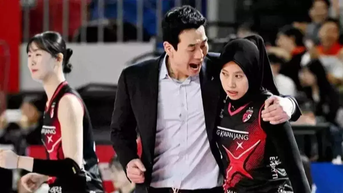 Ko Hee-jin memeluk Megawati Hangestri saat masih membela Red Sparks. (KOVO)
