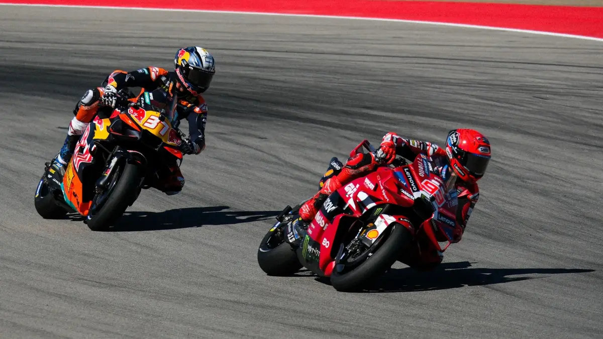 Marc Marquez memacu Ducati dalam Sprint GP Aragon. Ia finis sebagai pemenang dan memperoleh tambahan 12 poin yang mengantarnya ke posisi ketiga klasemen sementara. (MotoGP)