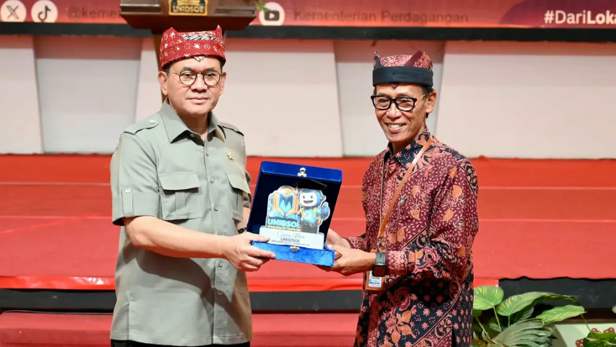 Mendag RI Dr. Budi Santoso (kiri) menerima cinderamata dari Rektor UNIDSOE Banyuwangi Dr. Soekardjo. (Ramada Kusuma/Radar Banyuwangi)