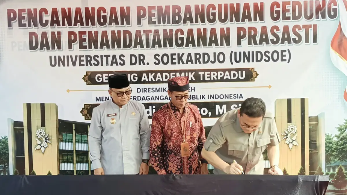 Mendag RI Dr. Budi Santoso menandatangani prasasti gedung baru Unidsoe disaksikan Wabup Mujiono Rektor Dr Soekardjo. (Ramada Kusuma/Radar Banyuwangi)