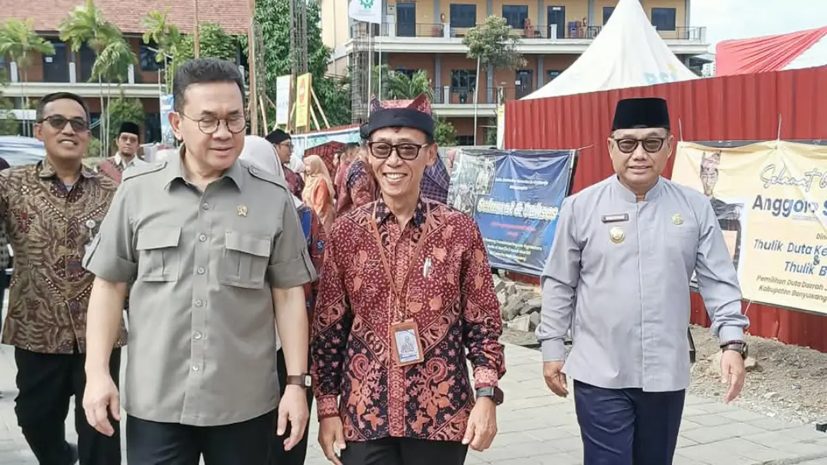 Menteri Perdagangan (Mendag) RI Dr. Budi Santoso (kiri) di dampingi Rektor UNIDSOE Dr. Soekardjo (tengah) dan Wabup Banyuwangi Mujiono (kanan), Jumat (28/8). (Ramada Kusuma/Radar Banyuwangi)