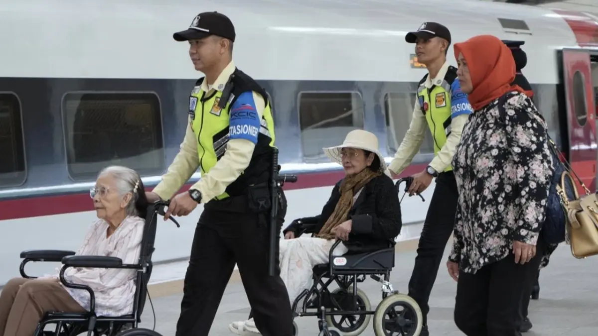 Petugas KCIC memberikan pendampingan kepada penumpang prioritas di stasiun Whoosh. Hingga Agustus 2026, sekitar 9 ribu penumpang prioritas telah dilayani sepanjang tahun berjalan. (KCIC)