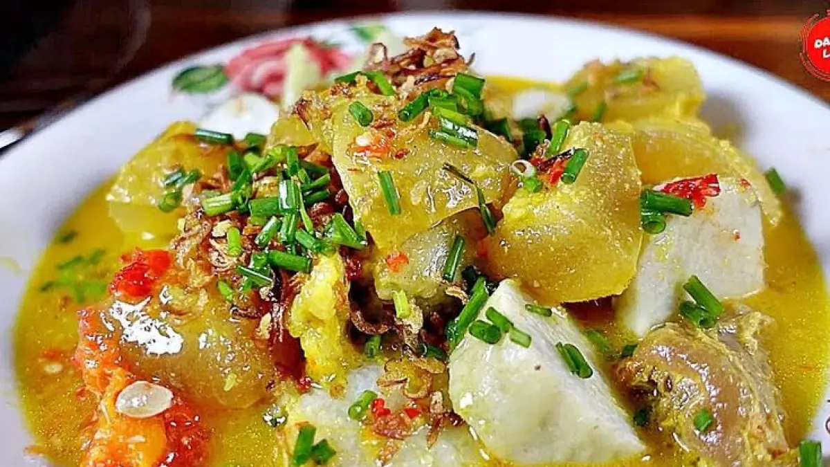 Semangkuk lontong kikil hangat dengan kuah gurih dan aroma rempah yang menggoda, perpaduan sempurna antara lembutnya lontong dan empuknya kikil yang bikin nagih. (Radar Malang)