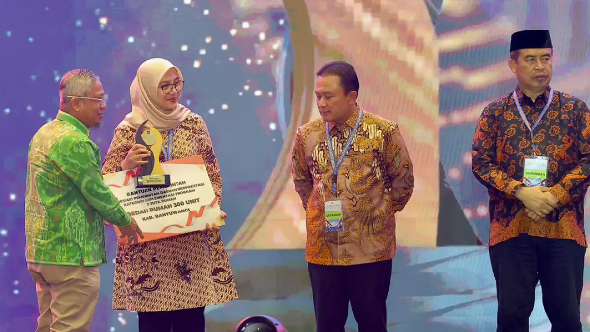 Bupati Banyuwangi Ipuk Fiestiandani menerima penghargaan dari Kemendagri sekaligus mendapat bantuan pemerintah atas capaian implementasi program Bedah Rumah sebanyak 300 unit dalam kegiatan di Bali Nusa Dua Convention Centre, Jumat (28/8). (Humas Pemkab Banyuwangi)