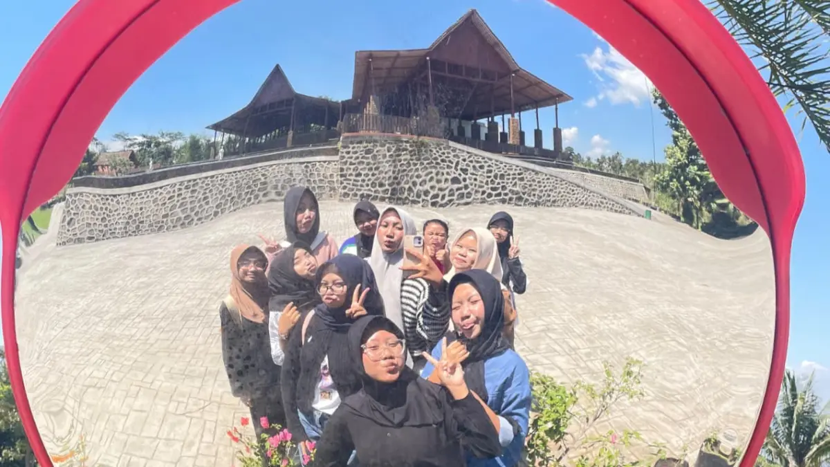 Anak muda memanfaatkan kaca cembung sebagai spot mirror selfie. Efek pantulan yang lebar memungkinkan seluruh anggota rombongan masuk dalam satu bingkai bersama latar di sekitarnya. (Mayang untuk Radar Banyuwangi)