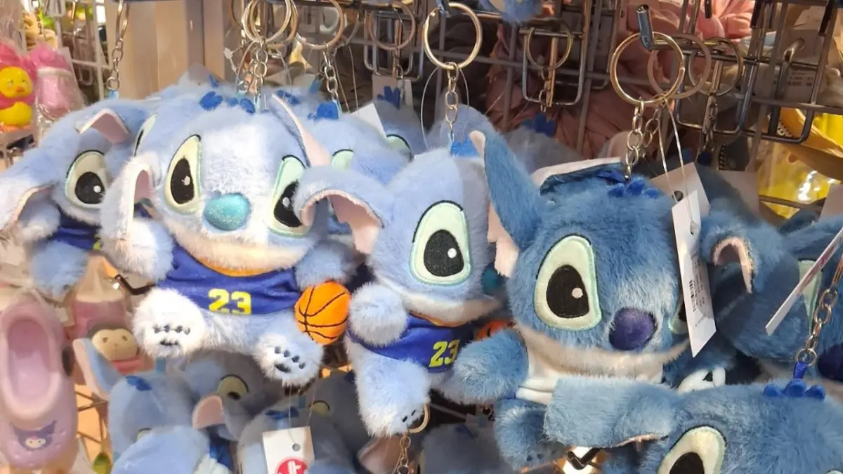 Bag charms berbentuk boneka karakter menjadi pilihan pelajar dan mahasiswa untuk mempercantik sekaligus mempersonalisasi tas yang digunakan sehari-hari. (Mayang untuk Radar Banyuwangi)