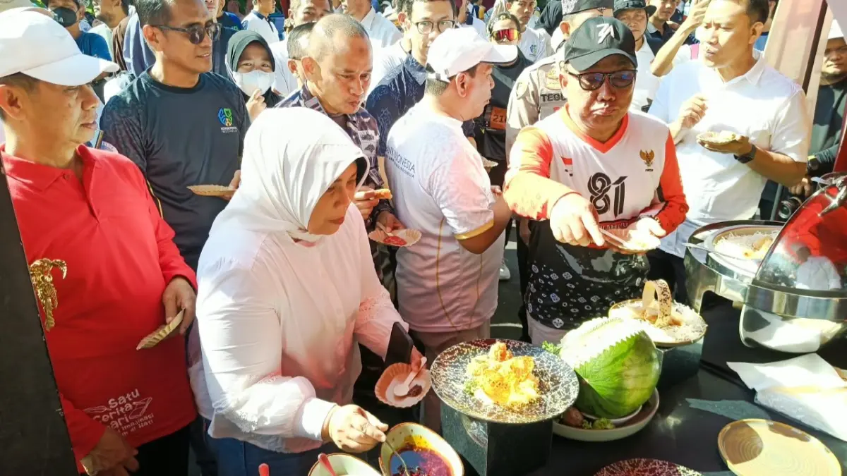 Banyuwangi Shrimp Fiesta 2026 di kawasan Car Free Day depan Kantor Pemkab Banyuwangi, Minggu (30/8/2026). Sebanyak 2 kuintal udang diolah menjadi beragam sajian. (Ramada Kusuma/Radar Banyuwangi)