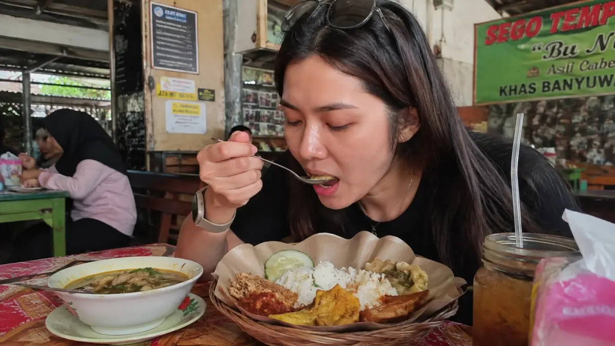 Menikmati kuliner khas menjadi bagian dari pengalaman wisata di Banyuwangi. Selain mencicipi rasa, wisatawan dapat mengenal budaya dan kehidupan masyarakat melalui makanan lokal. (ChatGPT)