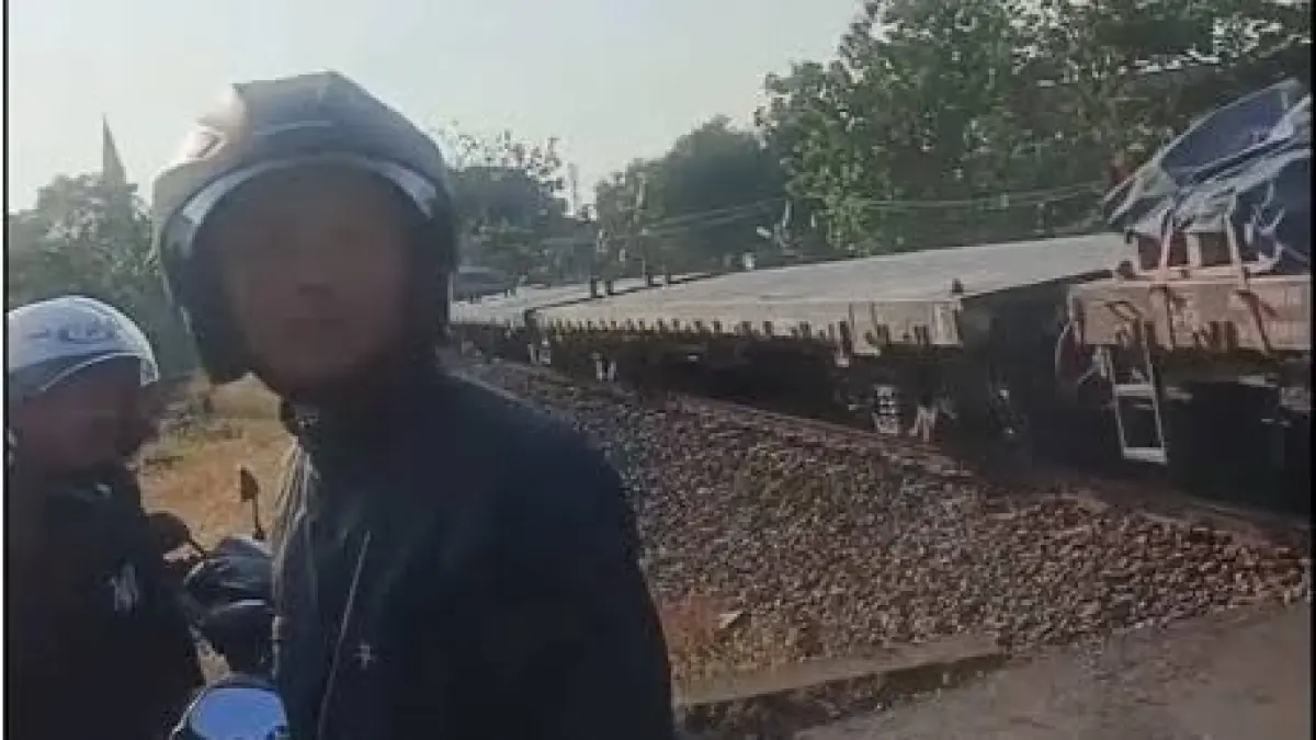 Perlintasan sebidang Mangkang, Kota Semarang, lokasi kejadian, palang sempat dibuka sebelum kembali ditutup saat kereta lain akan melintas pada Sabtu (29/8). (Tiktok/railfanssindo)