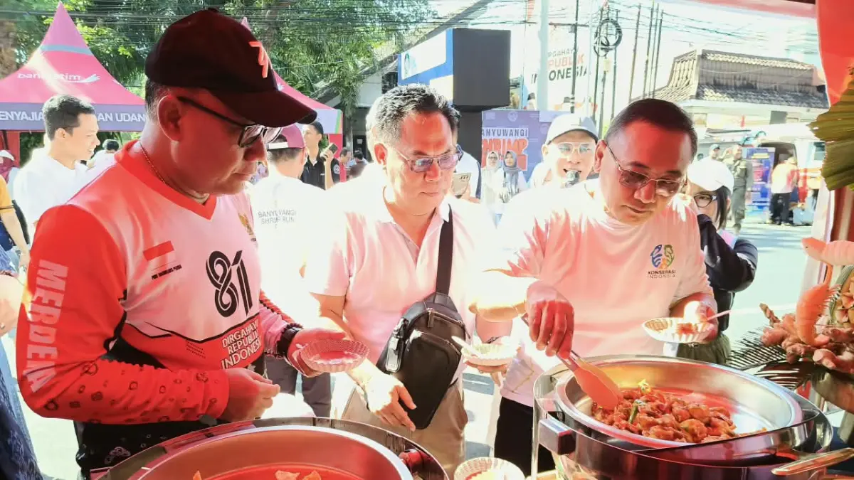 Wakil Bupati Banyuwangi Mujiono didampingi pembina SCI Hardi Pitoyo dan Ketua SCI Banyuwangi Yanuar Toto Raharjo saat menikmati sajian aneka masakan udang di acara Banyuwangi Shrimp Fiesta 2026, di Car Free Day depan Pemkab Banyuwangi, Minggu (30/8). (Ramada Kusuma/Radar Banyuwangi)