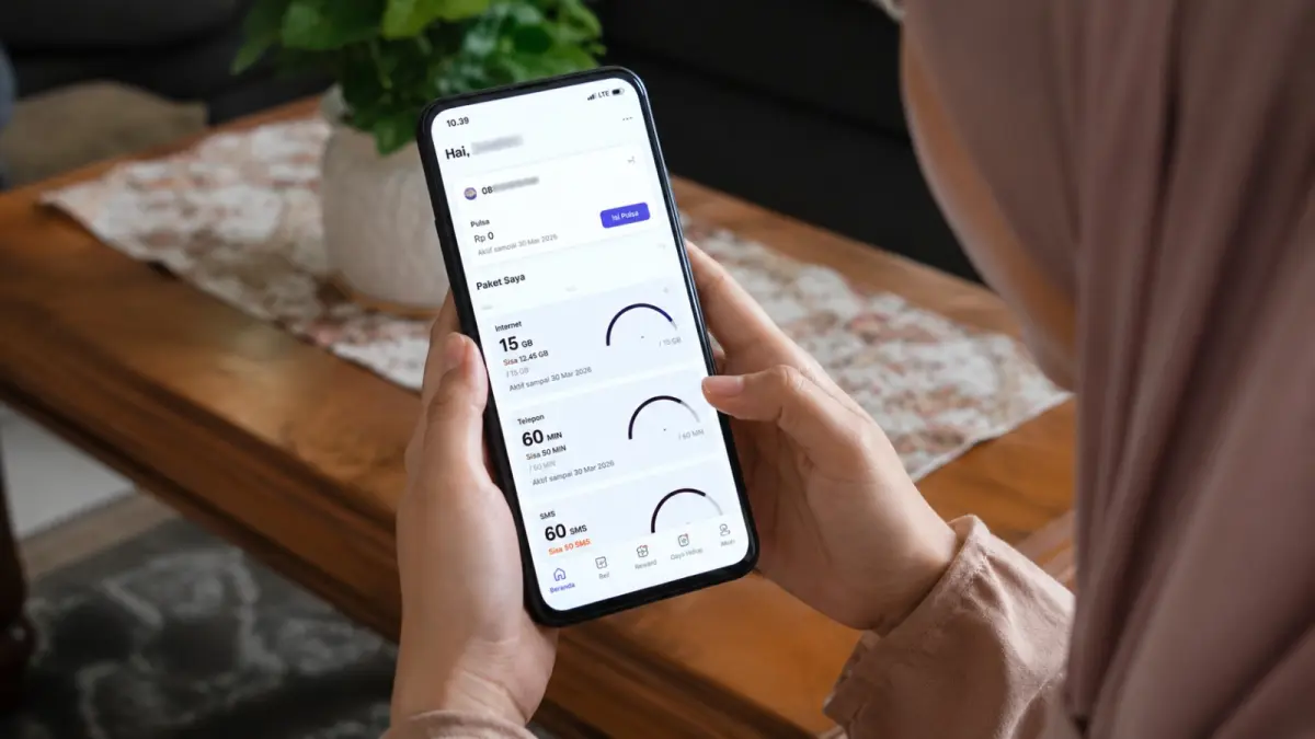 Pengguna ponsel memeriksa sisa kuota internet. Komdigi menerbitkan SE Nomor 4 Tahun 2026 yang melarang operator menghanguskan sisa kuota pelanggan dan mewajibkan skema perlindungan tanpa biaya tambahan. (ChatGPT)
