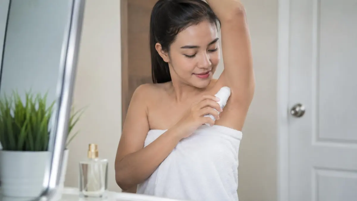 Penggunaan deodoran pada tubuh yang bersih dan kering membantu mengontrol bau badan, sementara parfum dapat digunakan setelahnya untuk memberikan aroma tambahan. (ChatGPT)