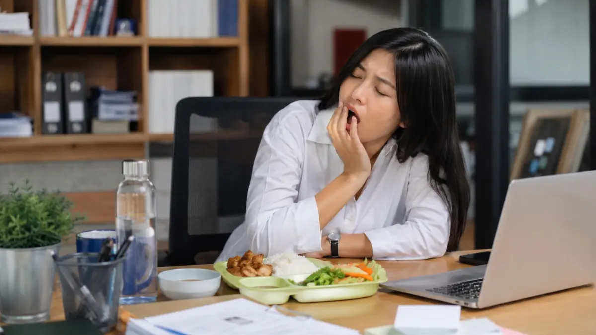 Rasa kantuk setelah makan siang atau food coma dapat dipengaruhi oleh respons tubuh terhadap makanan, jumlah asupan, dan kondisi setelah makan. (ChatGPT)