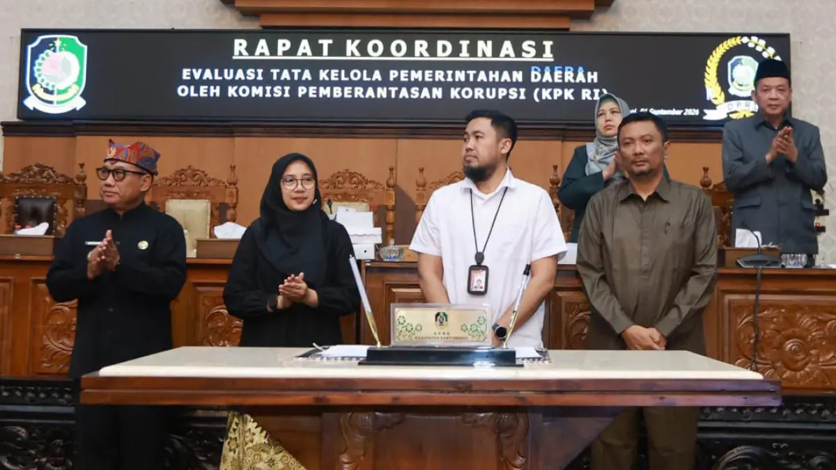 Bupati Ipuk, Wabup Mujiono, dan Ketua DPRD Made Cahyana Negara berdiri mendampingi Kasatgas Koordinasi dan Supervisi Wilayah III KPK Wahyudi dalam rakor evaluasi tata kelola pemerintahan oleh KPK di kantor DPRD Banyuwangi, Selasa (1/9). (Humas Pemkab Banyuwangi)