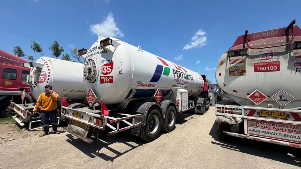 Akses Terminal Elpiji Bosowa diblokir enam hari, pasokan LPG 3 kg Banyuwangi tersendat. Pertamina mengalihkan delapan truk tangki dari Gresik darurat. (Fredy Rizki/Radar Banyuwangi)