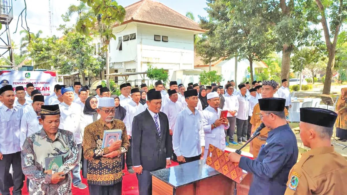 AMANAH BARU: Camat Ahmad Kholid melantik anggota BPD se-Kecamatan Muncar di halaman kantor kecamatan setempat, Senin (31/8). (Ahmad Kholid for Radar Banyuwangi)