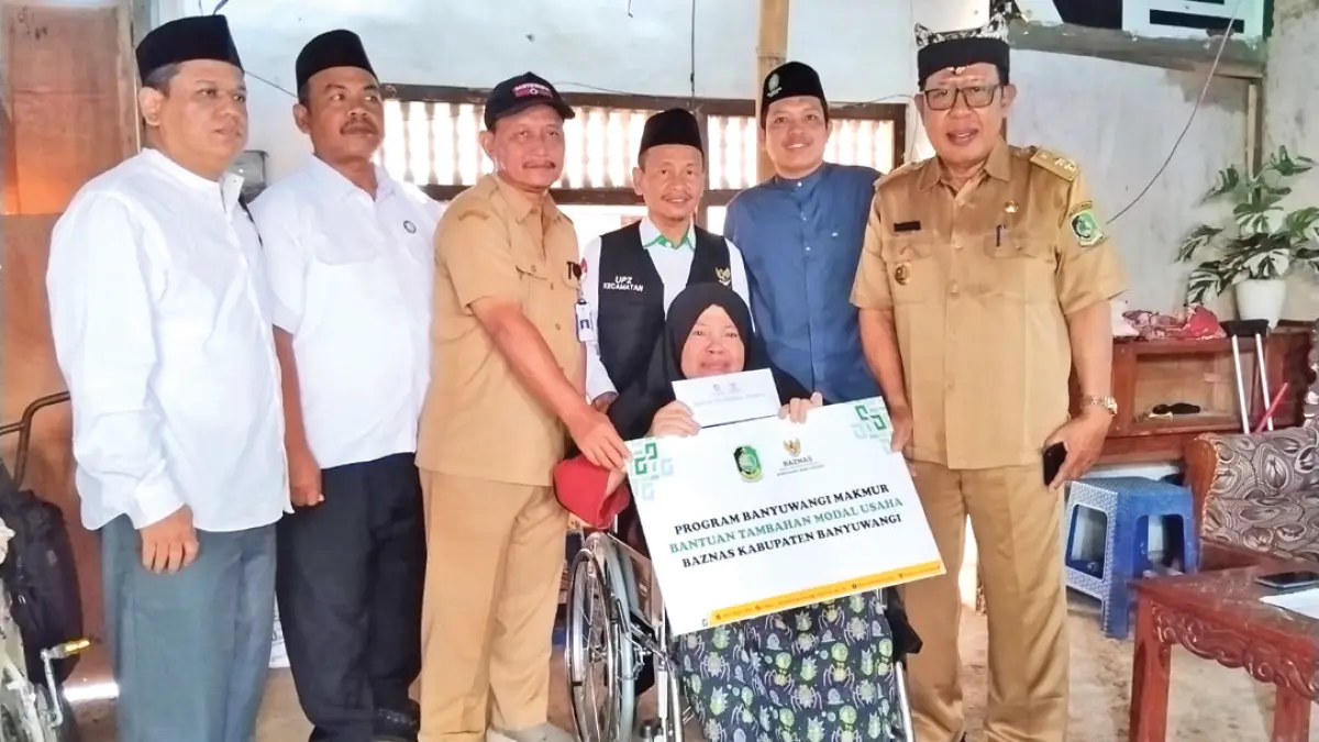 BANTUAN: Sayu Ainiyah, warga Kalipuro, menerima bantuan kursi roda dan tambahan modal usaha dari Baznas Banyuwangi Senin pagi (31/8). (Baznas Banyuwangi)