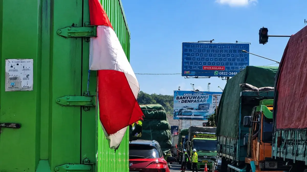 BELUM TERURAI: Kepadatan kendaraan logistik mengular di depan pintu keluar Pelabuhan ASDP Ketapang, Kalipuro, Banyuwangi, Selasa (1/9). (Fredy Rizki/Radar Banyuwangi)