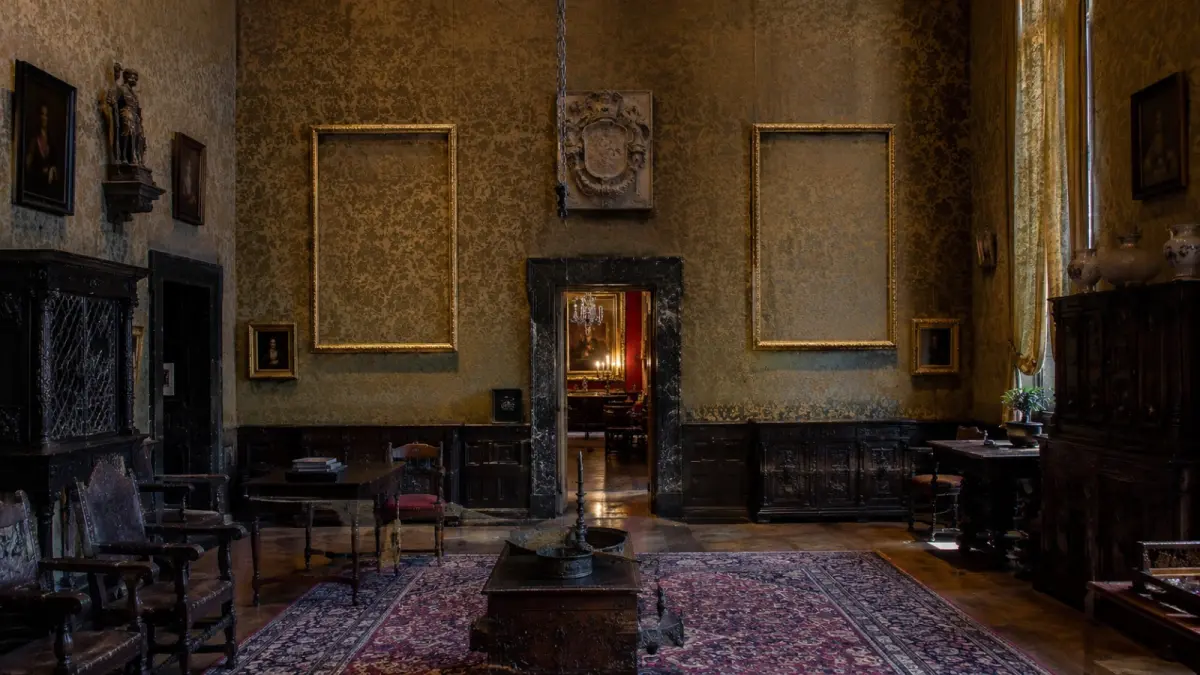 Bingkai kosong di Dutch Room Museum Isabella Stewart Gardner menjadi pengingat pencurian 13 karya seni pada 1990. Hingga kini, karya-karya tersebut belum ditemukan. (ChatGPT)