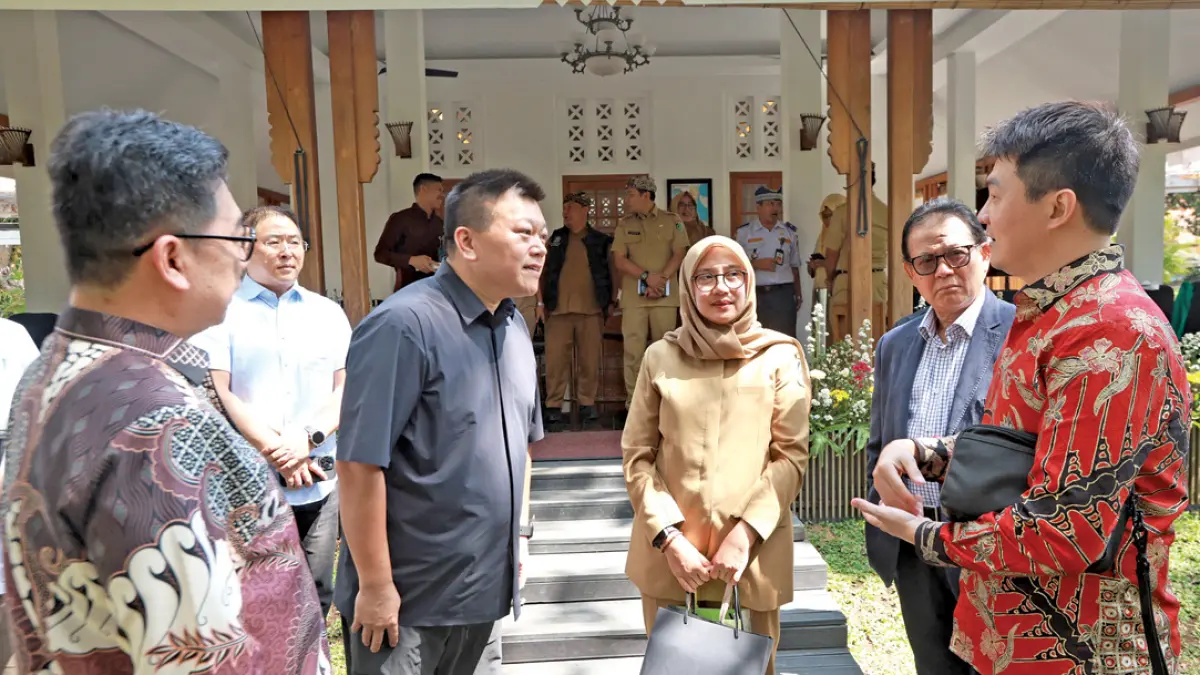 Bupati Ipuk Fiestiandani saat bertemu investor jajaran MATA Ecology asal Tiongkok di Pendapa Sabha Swagata Blambangan, Selasa (1/9). (Humas Pemkab Banyuwangi)