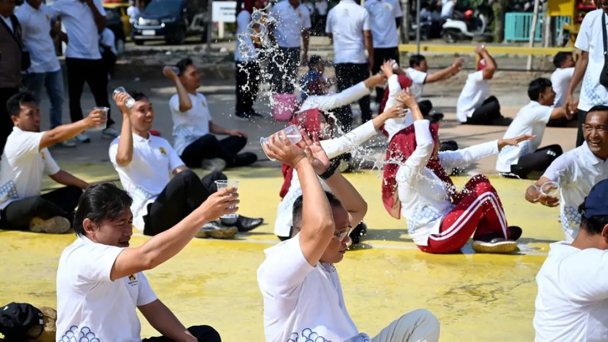 Dinas Pekerjaan Umum (PU) Pengairan Banyuwangi menggelar lomba estafet air dalam kegiatan Gebyar Merah Putih, Senin (31/8). (Ramada Kusuma/Radar Banyuwangi)