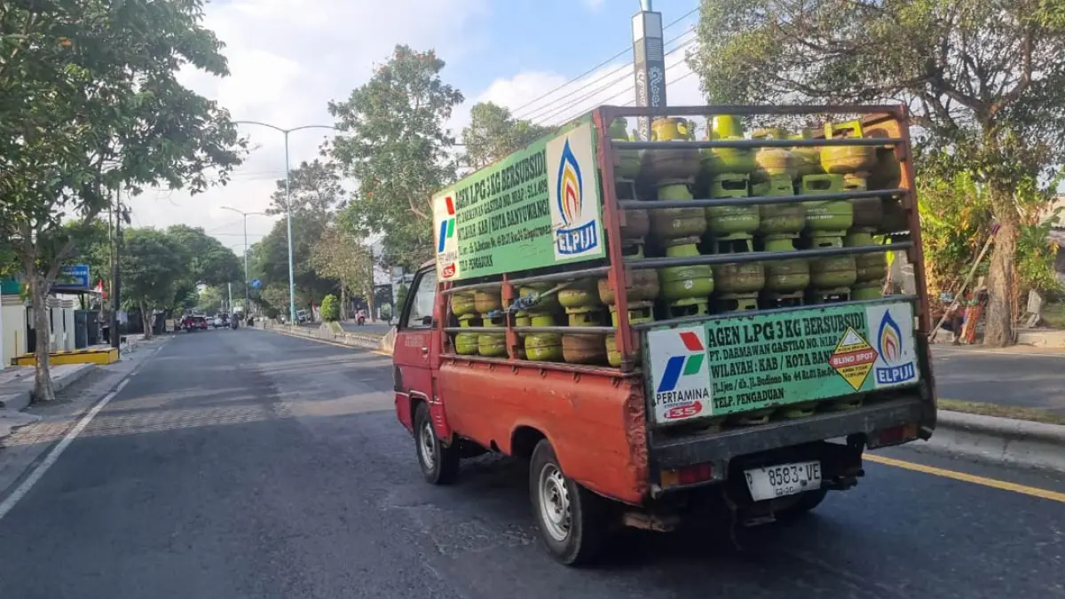 Distribusi elpiji di Banyuwangi masih belum lancar akibat terkendala pemblokiran di Terminal Elpiji Bosowa, Kelurahan Bulusan, Selasa (1/9). (Fredy Rizki/Radar Banyuwangi)