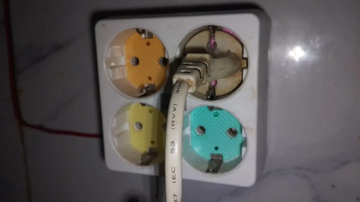 Extension box memudahkan pengguna menghubungkan beberapa perangkat elektronik dalam satu sumber listrik. Namun, total beban tetap perlu diperhatikan, terutama ketika digunakan untuk peralatan berdaya besar. (Meivira untuk Radar Banyuwangi)