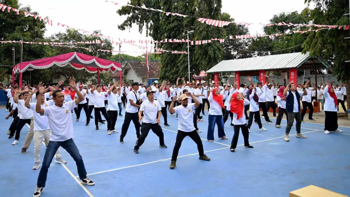 Gebyar Merah Putih PU Pengairan Banyuwangi diawali senam bersama, Senin pagi (31/8). (Ramada Kusuma/Radar Banyuwangi)