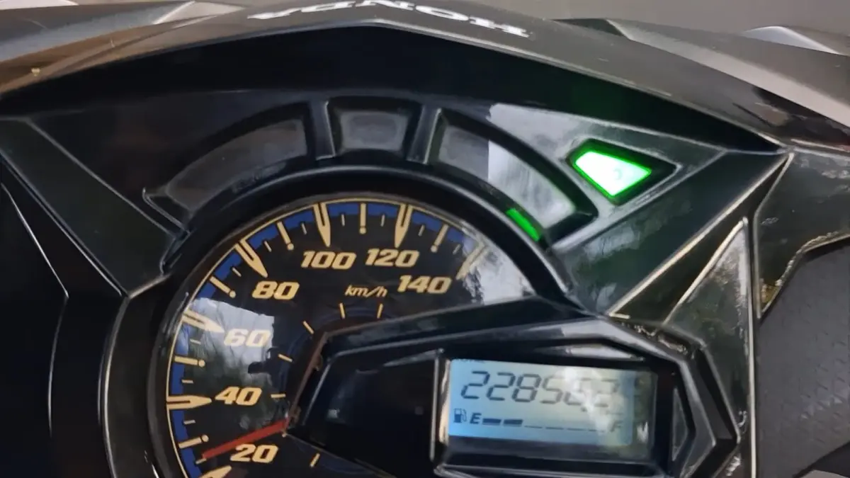 Indikator Eco pada panel meter sepeda motor dapat menjadi panduan visual bagi pengendara untuk menjaga pola berkendara yang lebih efisien. (Meivira untuk Radar Banyuwangi)