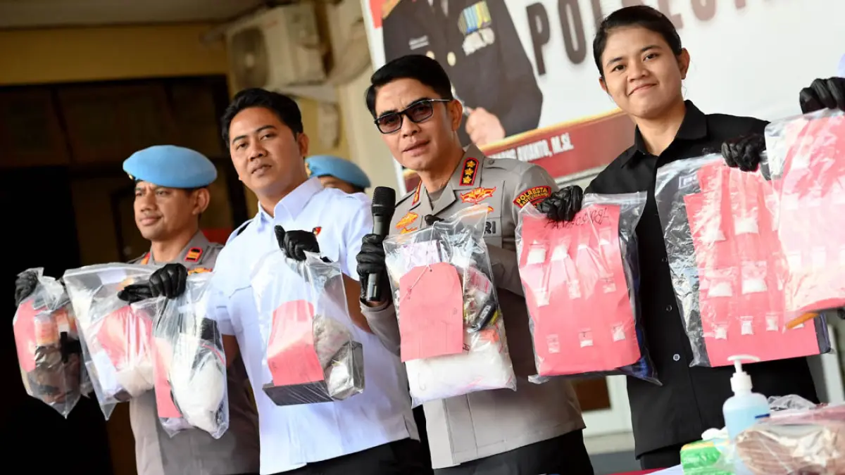 Kasi Humas Polresta Banyuwangi Iptu Ni Made Chandra menunjukkan barang bukti ganja yang disita dari dua WNA Rusia, EC dan S, Selasa (1/9). (Ramada Kusuma/Radar Banyuwangi)