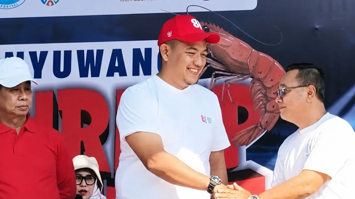 Ketua HMD Gemas Jawa Timur Bayu Perkasa, (kiri) bersalaman dengan Ketua SCI Banyuwangi Yanuar Toto Rahardjo, disaksikan Asisten Perekonomian dan Pembangunan usai MoU pada acara Shrimp Fiesta, Minggu (30/8). (Ramada Kusuma/Radar Banyuwangi)