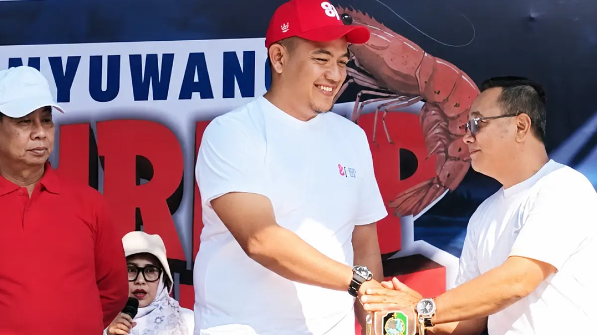 Ketua HMD Gemas Jawa Timur Bayu Prakoso usai penandatanganan MoU dengan Dinas Perikanan pada kegiatan Banyuwangi Shrimp Fiesta 2026 pada Minggu (30/8). (Ramada Kusuma/Radar Banyuwangi)