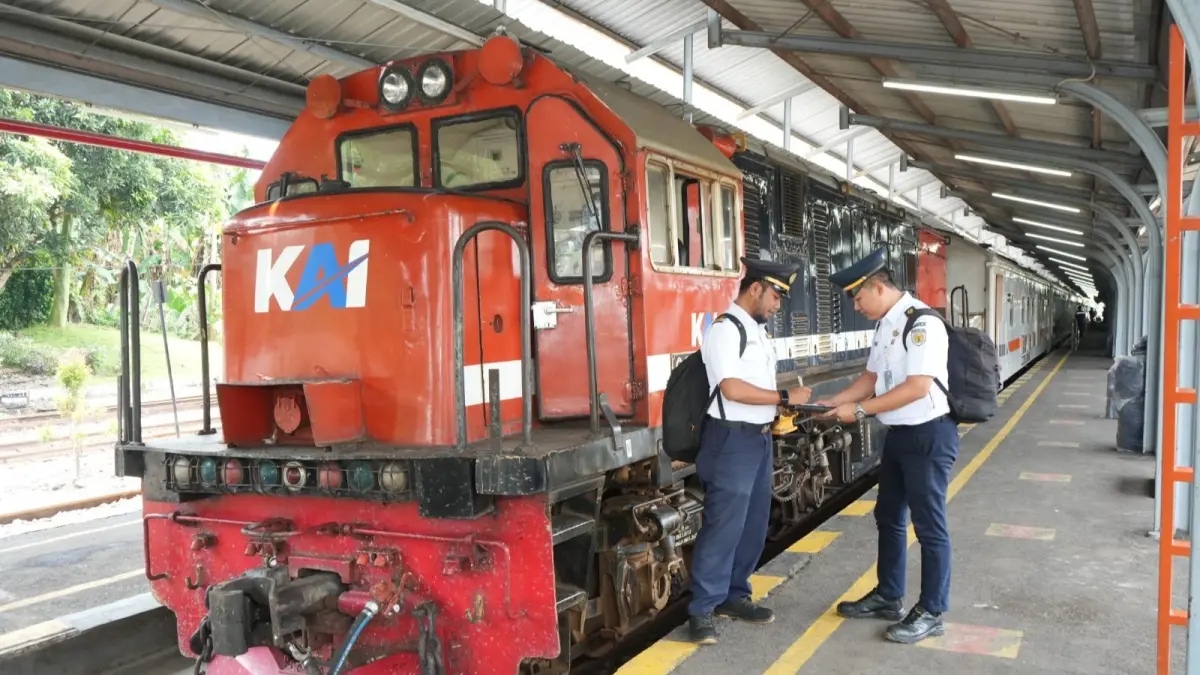 Masinis KAI mengoperasikan lokomotif dengan didukung berbagai perangkat keselamatan untuk menjaga perjalanan kereta api tetap aman dan andal. (KAI)